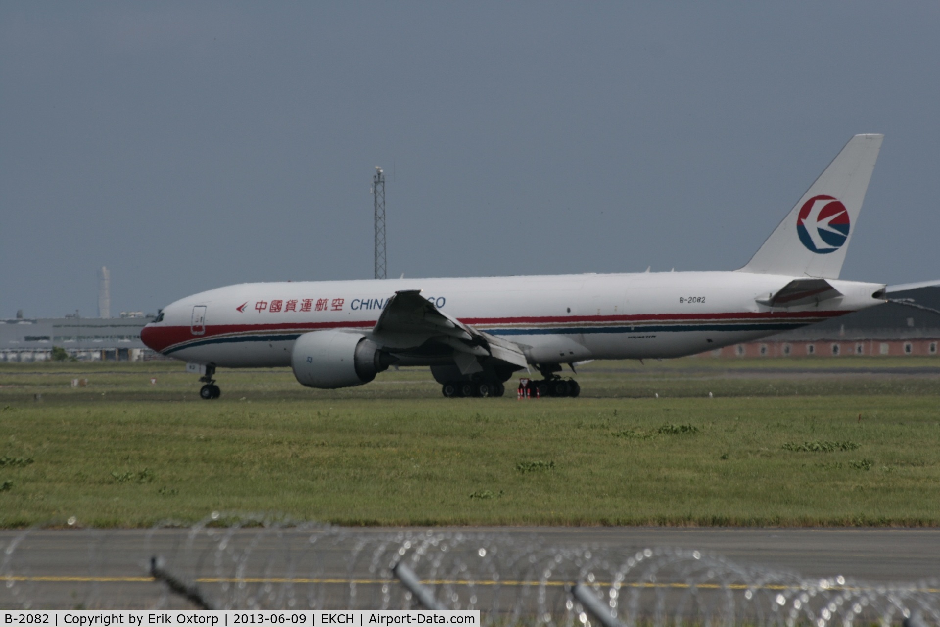 B-2082, 2010 Boeing 777-F6N C/N 37716, Just arrived on rw 22L