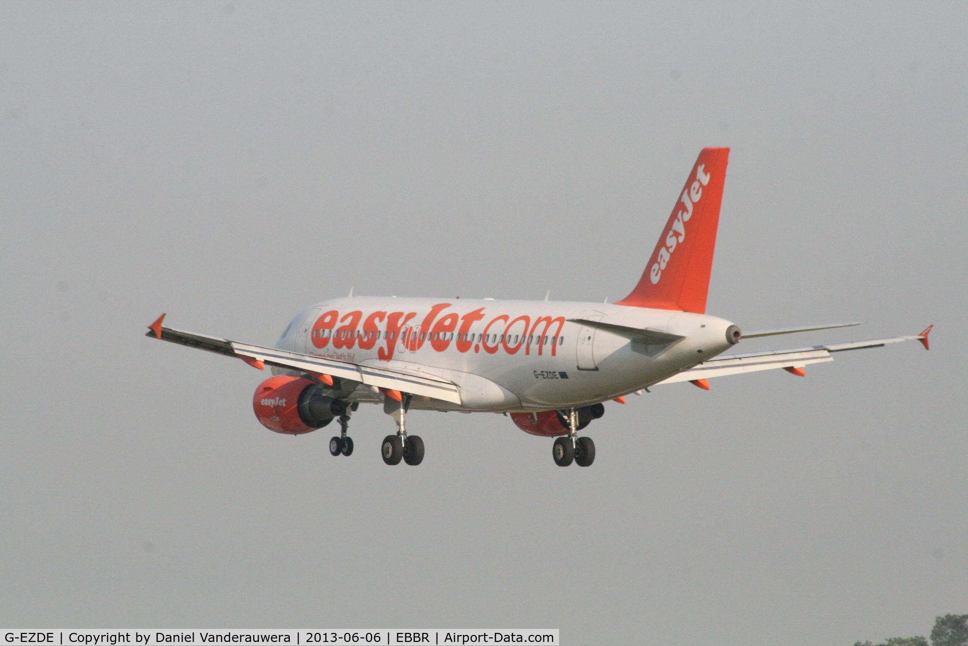 G-EZDE, 2008 Airbus A319-111 C/N 3426, Flight EZY2795 is descending to RWY 25L