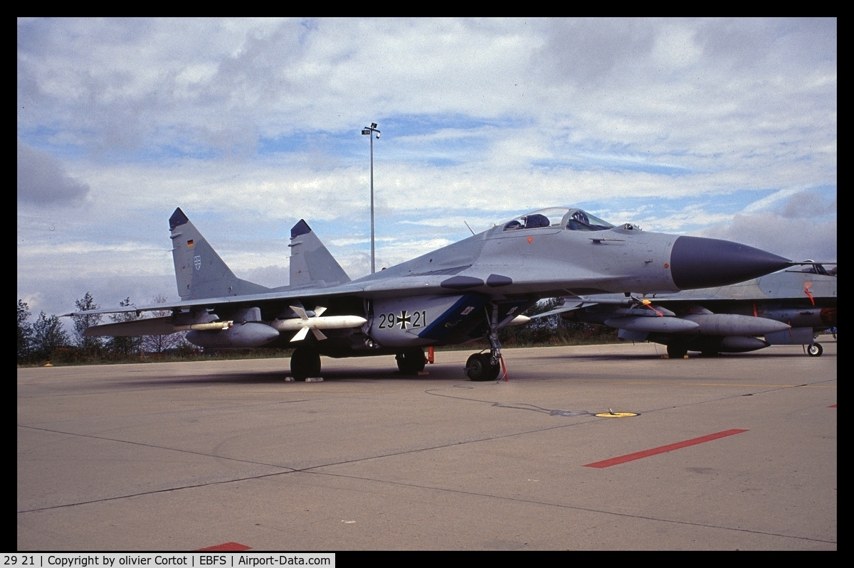 29 21, Mikoyan-Gurevich MiG-29G C/N 2960526319/3713, Florennes airshow 2001