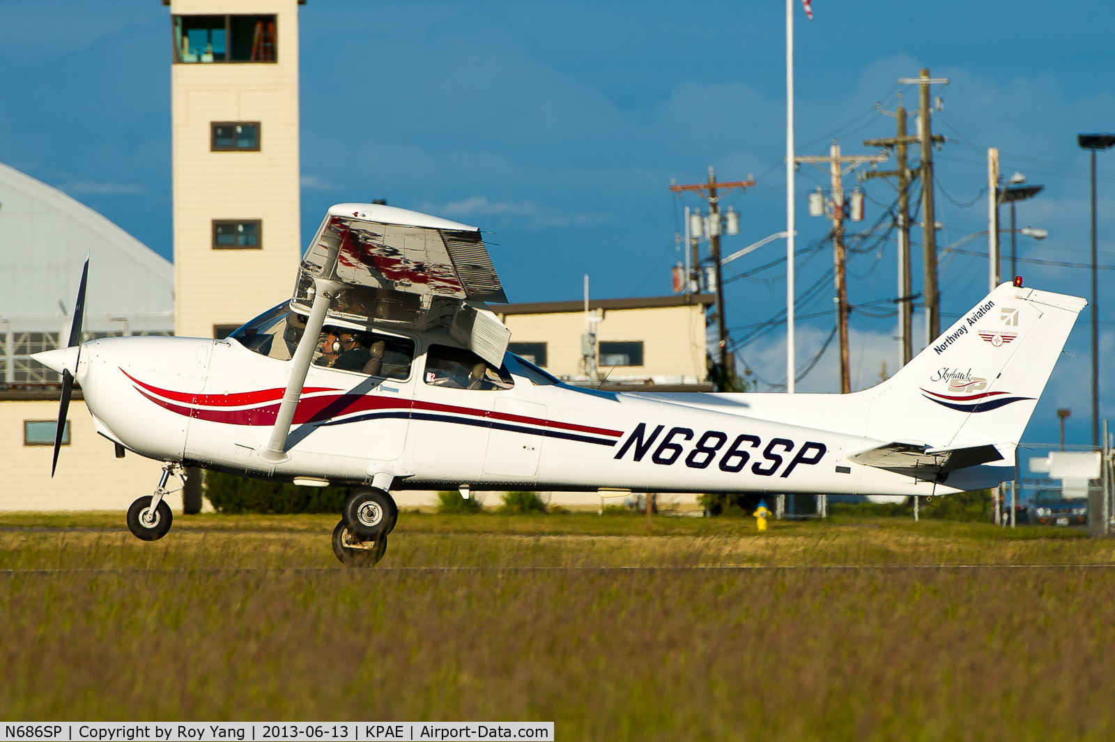N686SP, 1999 Cessna 172S C/N 172S8097, Landing @ KPAE 34L