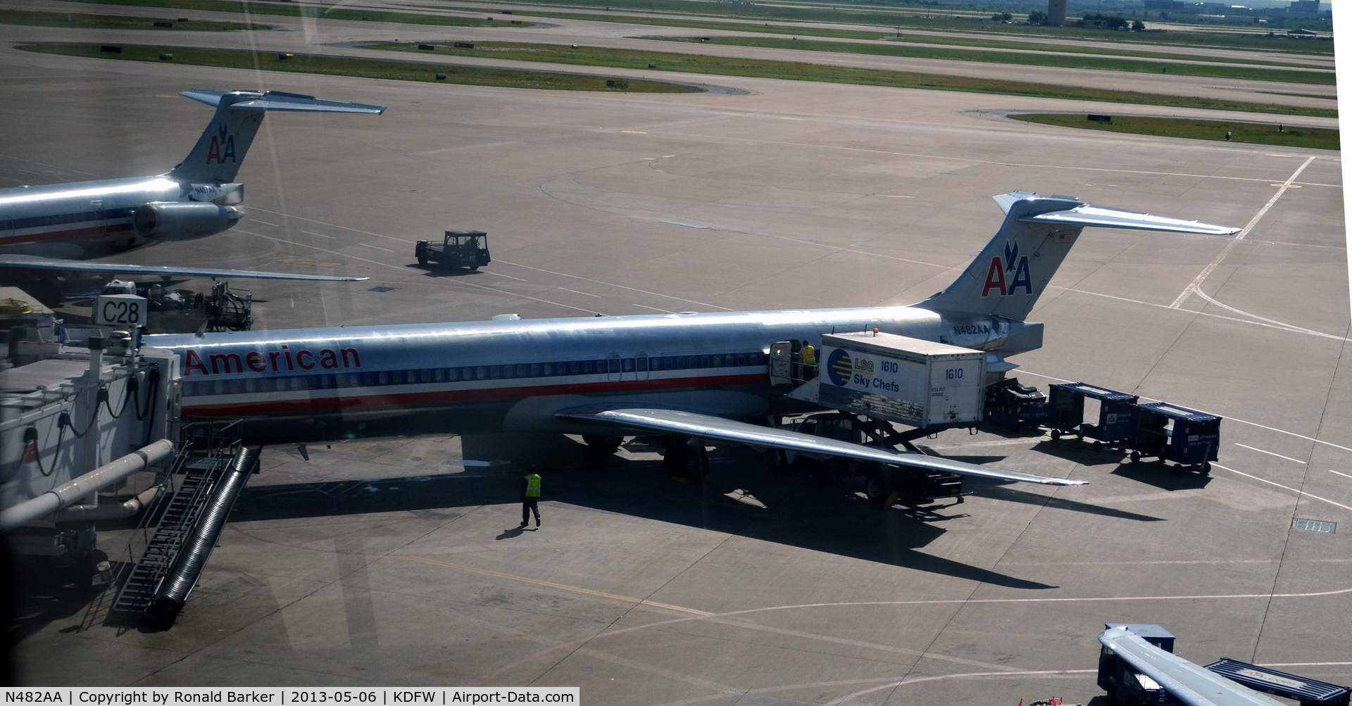 N482AA, 1988 McDonnell Douglas MD-82 (DC-9-82) C/N 49675, Gate C28 DFW