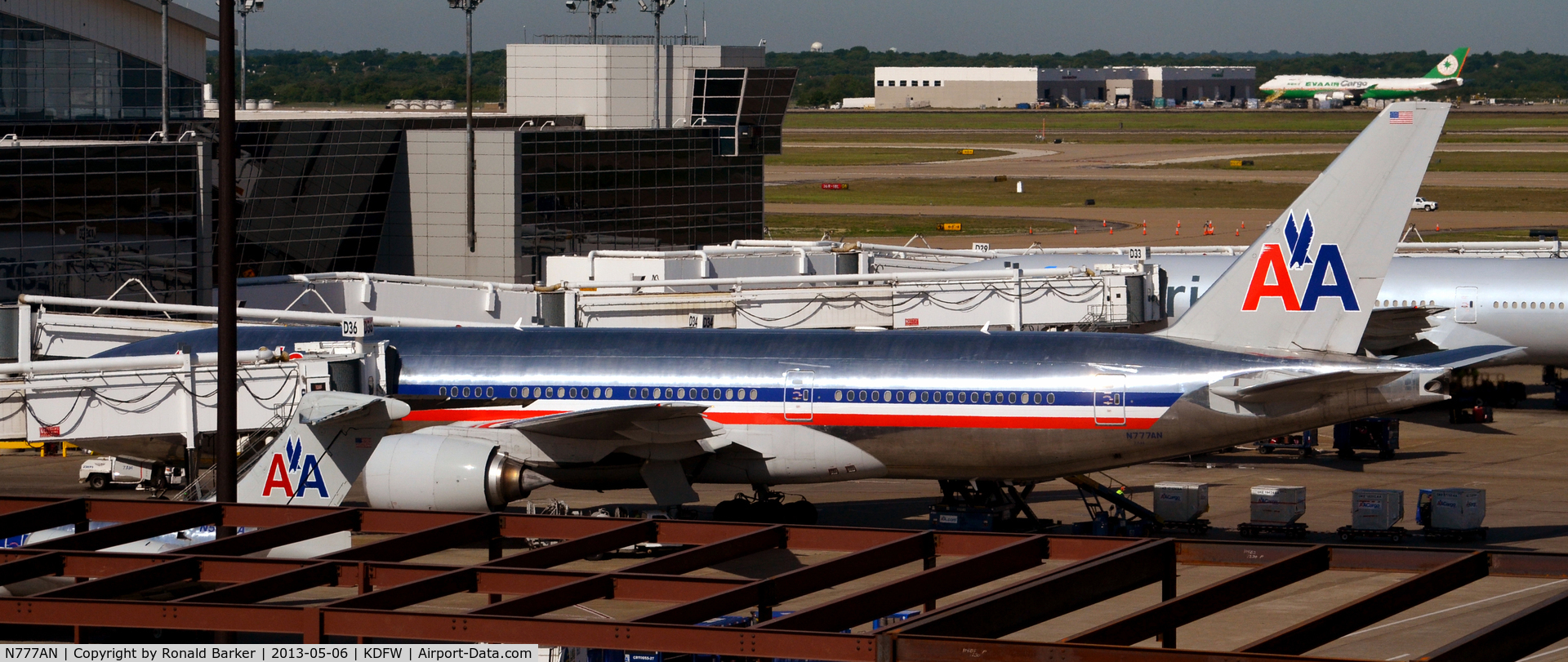 N777AN, 1999 Boeing 777-223 C/N 29585, Gate D36  DFW