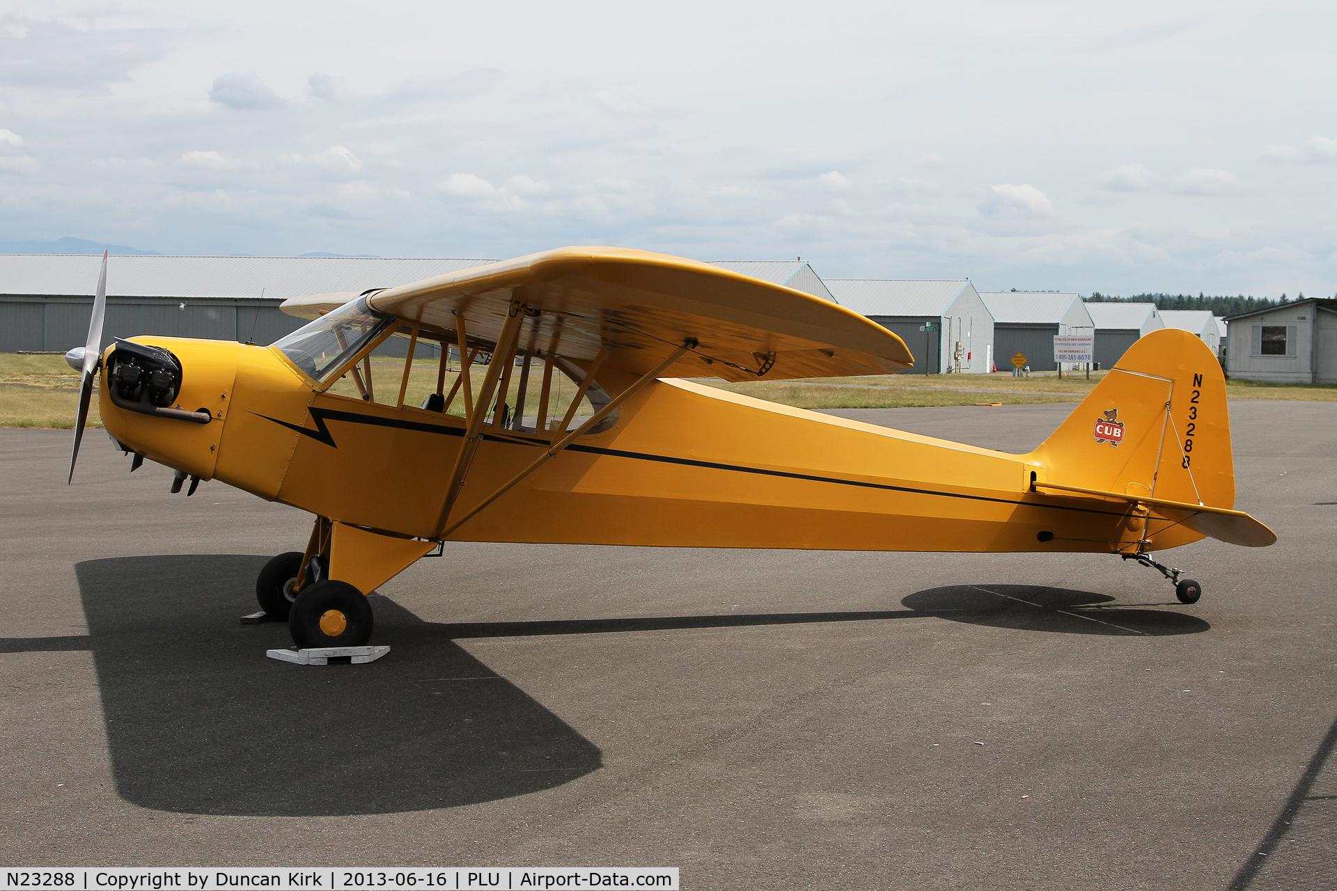 N23288, 1939 Piper J3C-65 Cub C/N 3043, Familiar colors for a Cub