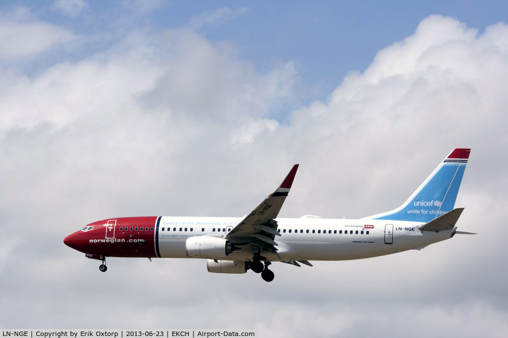 LN-NGE, 2012 Boeing 737-8JP C/N 39050, LN-NGE landing on rw 22L