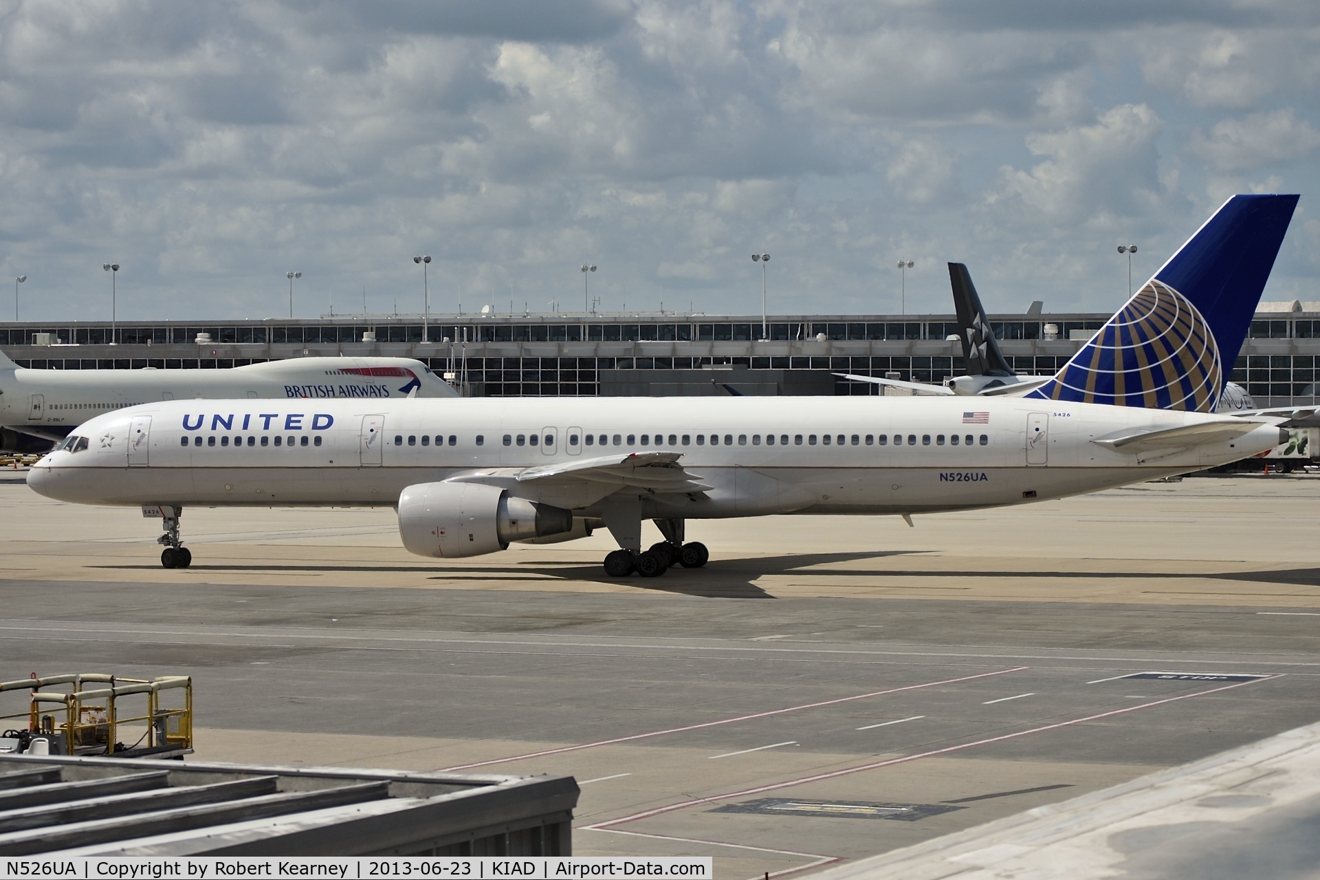 N526UA, 1991 Boeing 757-222 C/N 24994, Taxiing to parking after arrival