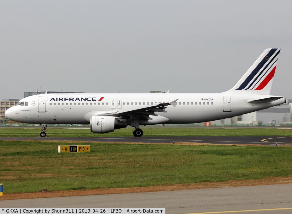 F-GKXA, 1991 Airbus A320-211 C/N 287, Taxiing holding point rwy 32R with modified new livery...