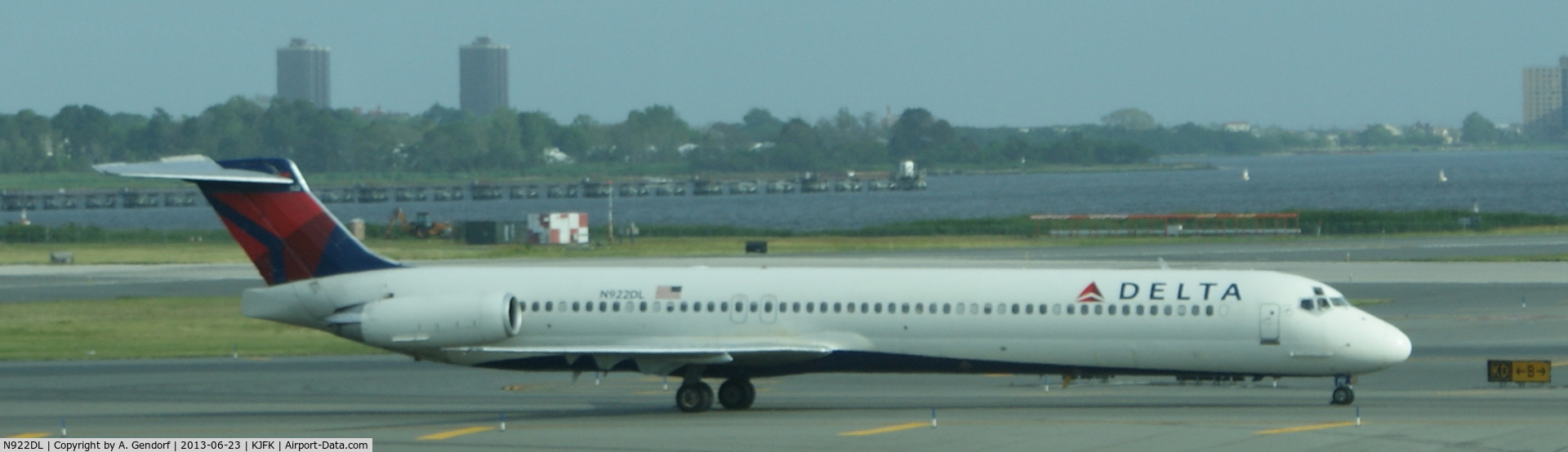 N922DL, 1988 McDonnell Douglas MD-88 C/N 49646, Delta, seen here taxiing at New York JFK(KJFK)