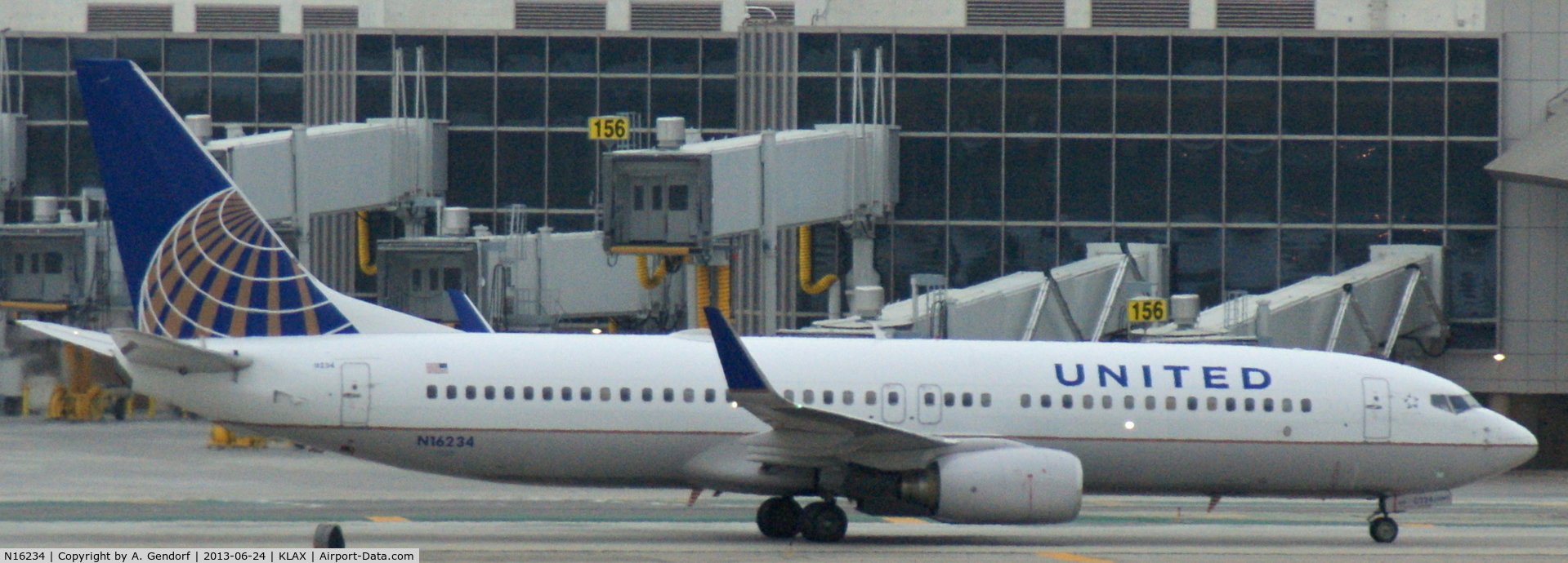N16234, 1999 Boeing 737-824 C/N 28946, United, seen here at Los Angeles Int´l(KLAX)
