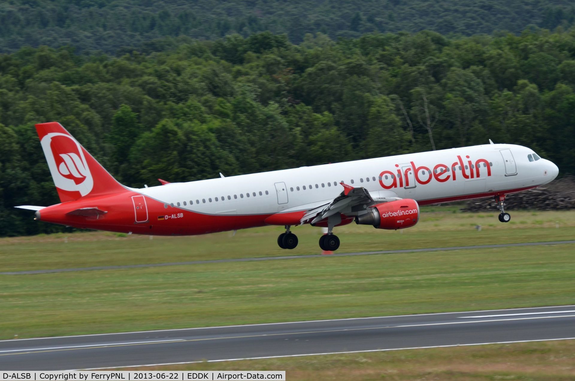 D-ALSB, 2003 Airbus A321-211 C/N 1994, Air Berlin A321 about to touch down