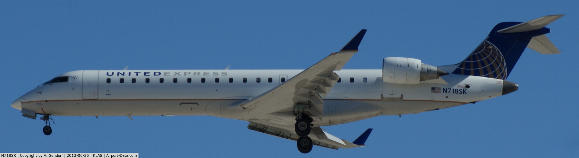 N718SK, 2004 Bombardier CRJ-701 (CL-600-2C10) Regional Jet C/N 10184, Sky West (United express cs.), is landing RWY 25L at Las Vegas Int´l(KLAS)