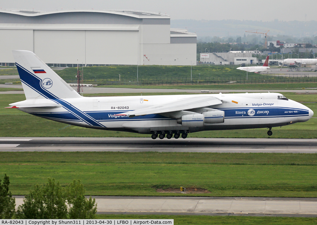 RA-82043, 1990 Antonov An-124-100 Ruslan C/N 9773054155101/0607, Landing rwy 14R
