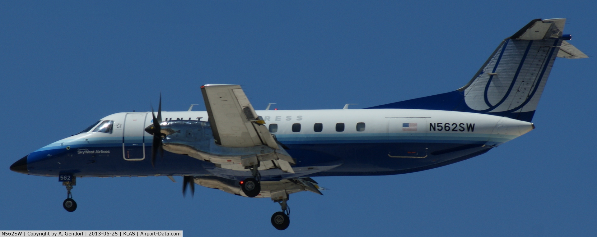 N562SW, 1998 Embraer EMB-120 Brasilia C/N 120336, Sky West (United Express cs.), is landing on RWY 25L at Las Vegas Int´l(KLAS)