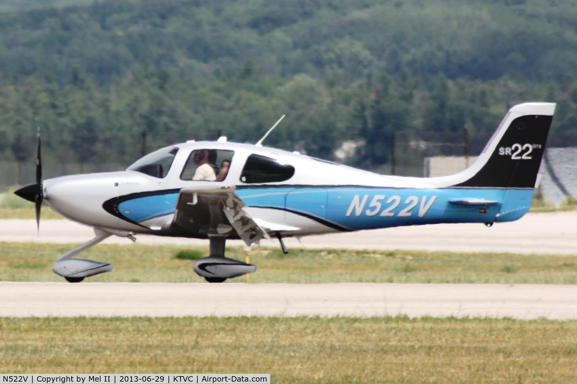 N522V, Cirrus SR22 C/N 3951, Landing RWY 36