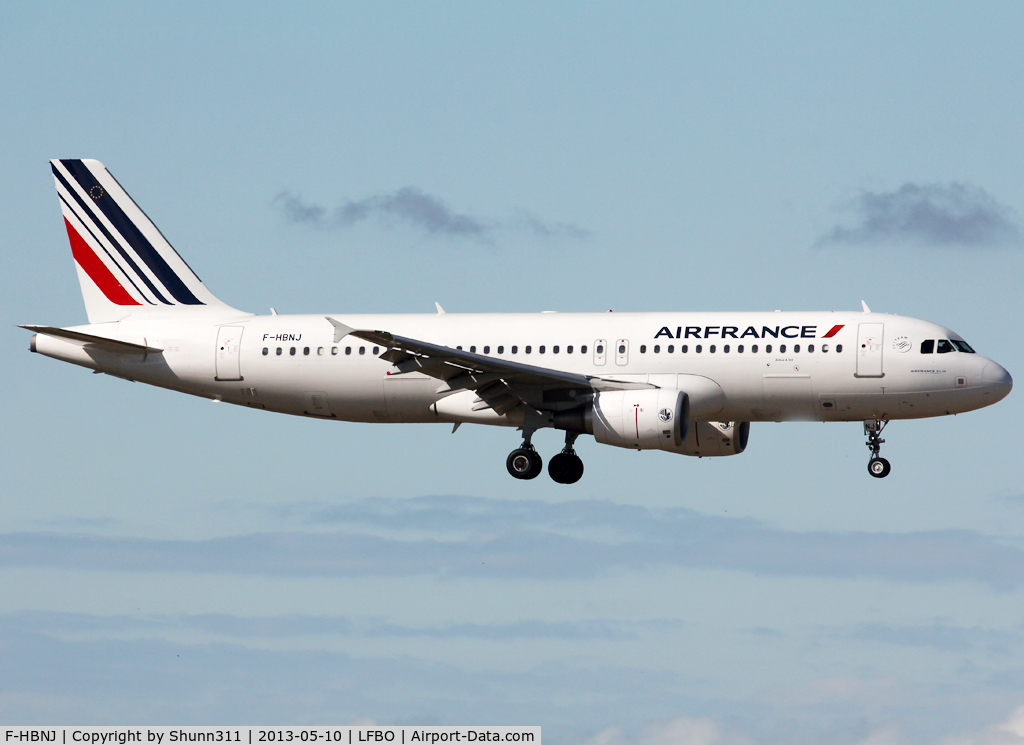F-HBNJ, 2011 Airbus A320-214 C/N 4908, Landing rwy 31L in modified new c/s