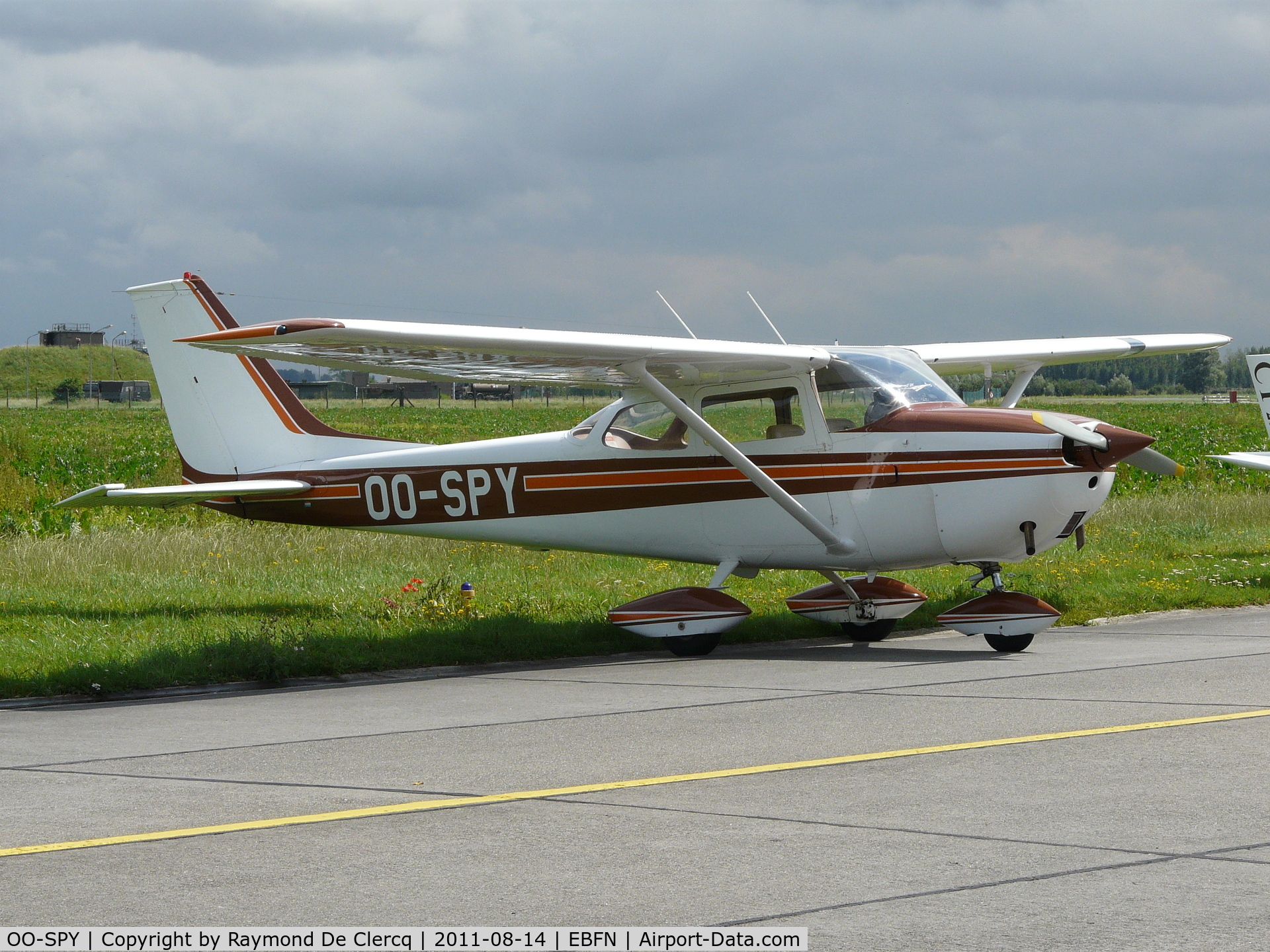 OO-SPY, Reims F172H Skyhawk C/N 0569, Koksijde  14-8-11