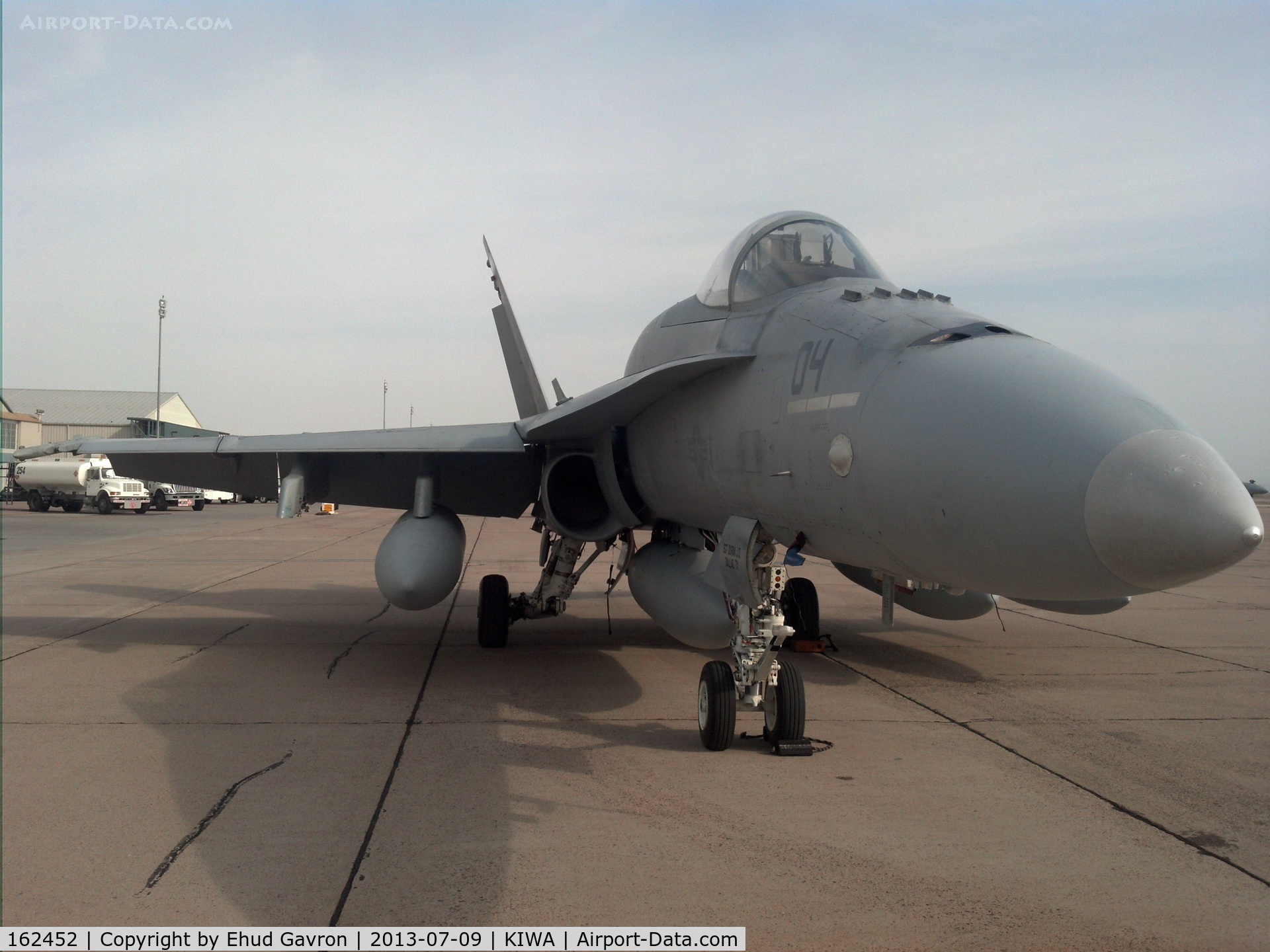 162452, McDonnell Douglas F/A-18A Hornet C/N 0302/A247, F-18 waiting for ground crew at KIWA
