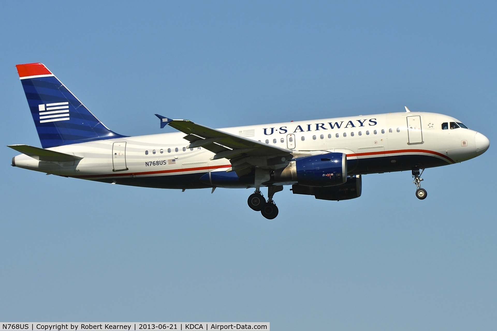 N768US, 2000 Airbus A319-112 C/N 1389, On short finals for r/w 19