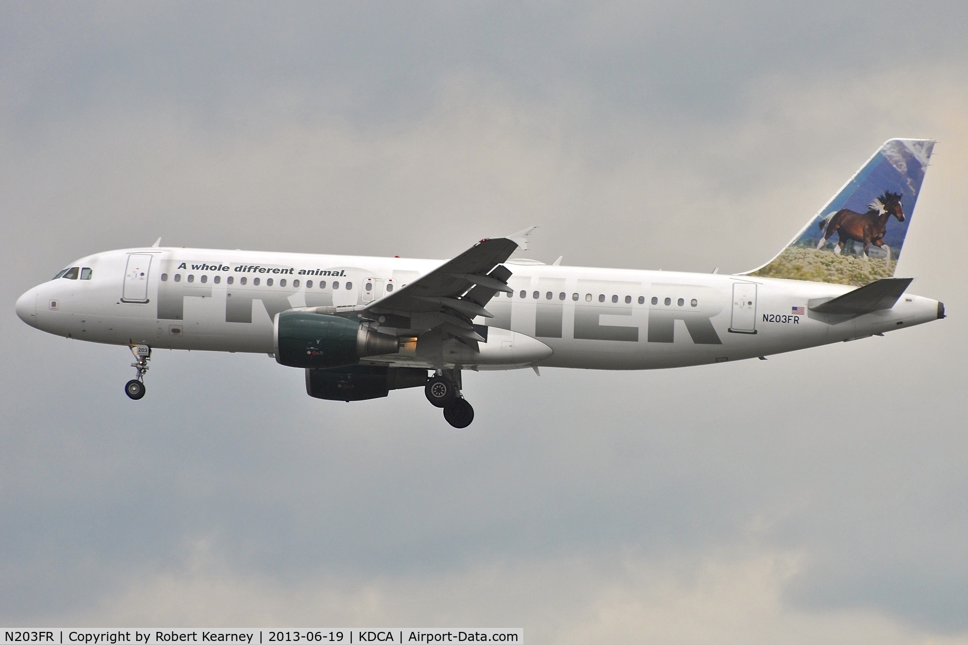 N203FR, 2002 Airbus A320-214 C/N 1806, On short finals for r/w 1