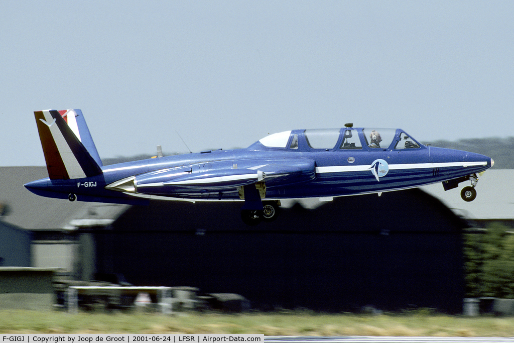 F-GIGJ, Fouga CM-170 Magister C/N 561, Ex AdlA Magister in the colors of Patrouille de France. Sold to the US as N561VM.