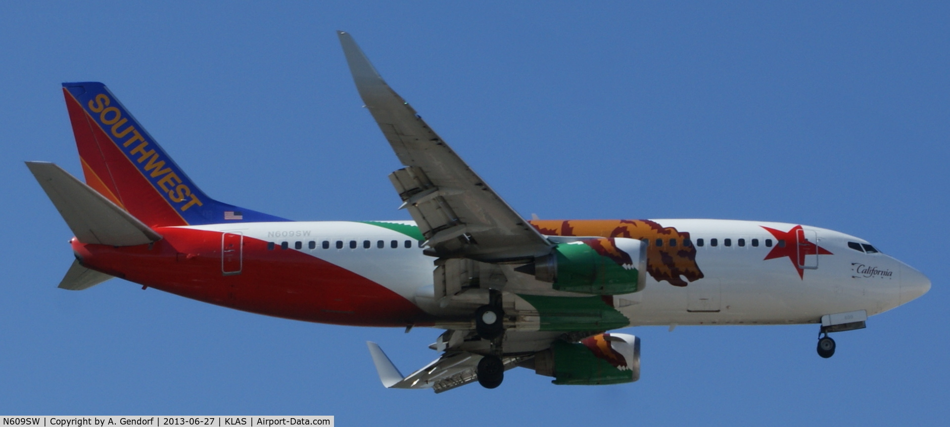 N609SW, 1995 Boeing 737-3H4 C/N 27929, Southwest Airlines (California One cs.), is approaching here Las Vegas Int´l(KLAS)