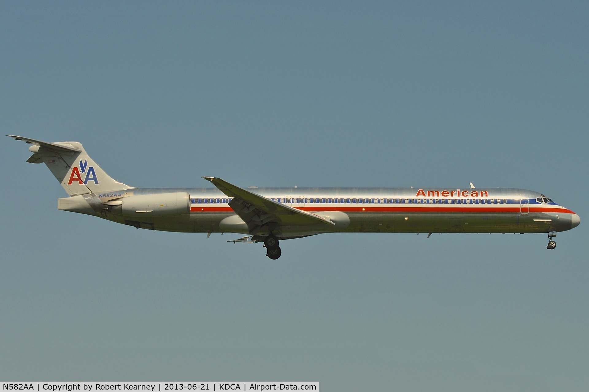 N582AA, 1991 McDonnell Douglas MD-82 (DC-9-82) C/N 53159, On short finals for r/w 19