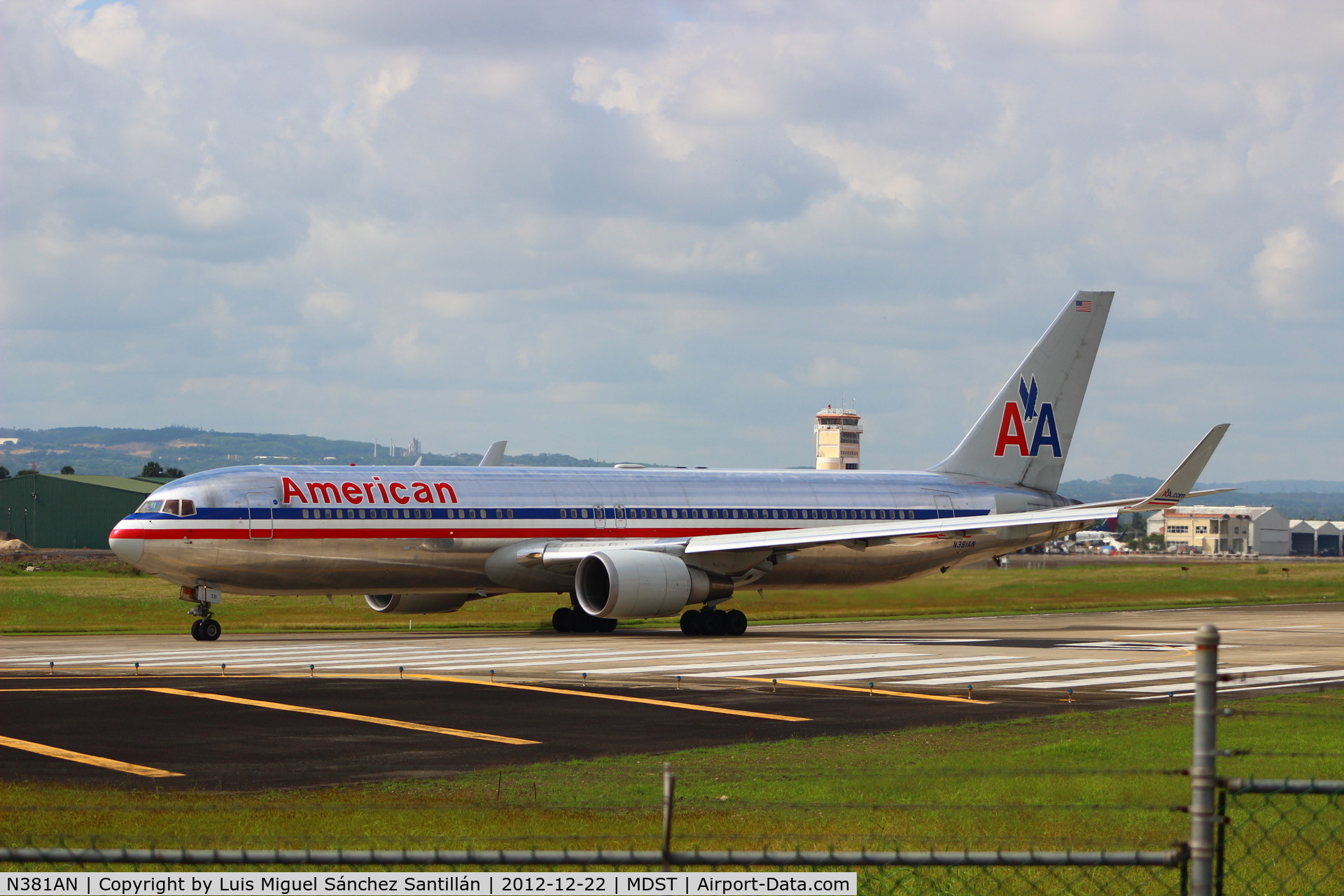 N381AN, 1993 Boeing 767-323 C/N 25450, American Airlines flight 697 arriving from New York JFK.Boeing 767-300ER/W (N381AN)