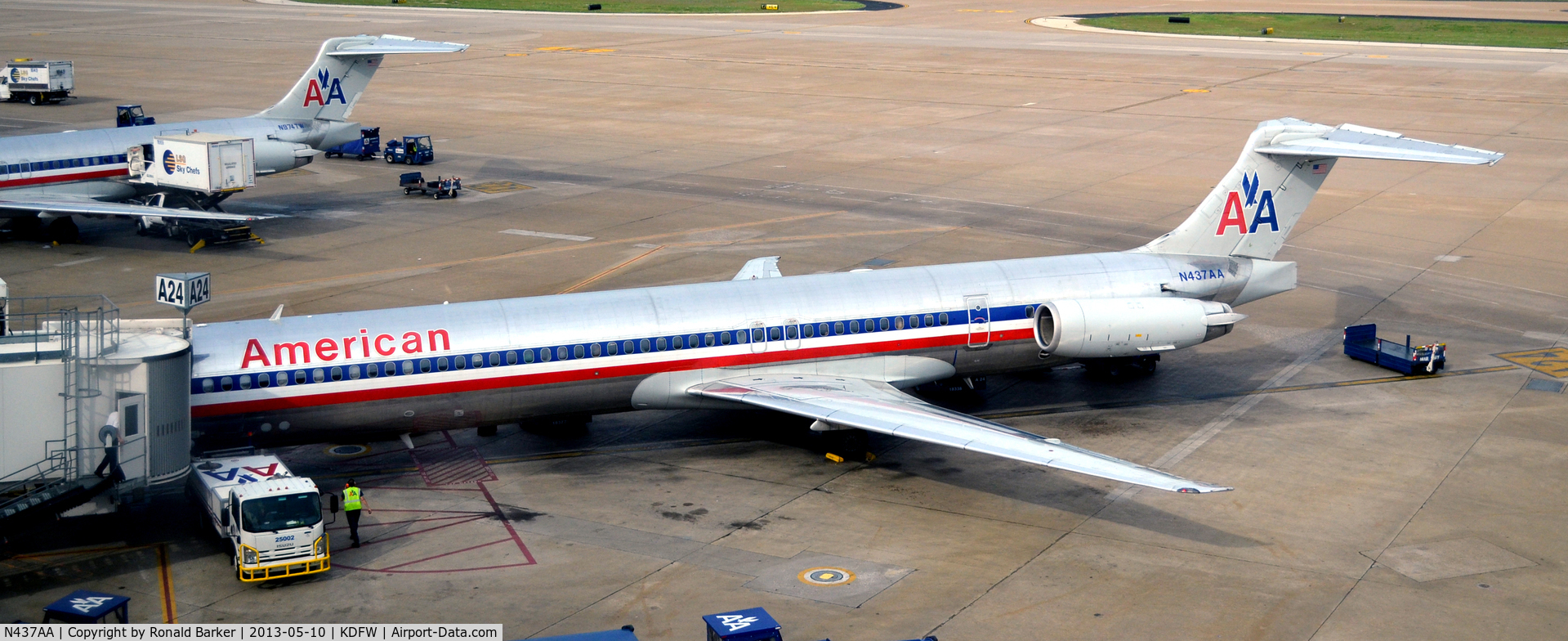N437AA, 1987 McDonnell Douglas MD-83 (DC-9-83) C/N 49455, Gate A24  DFW