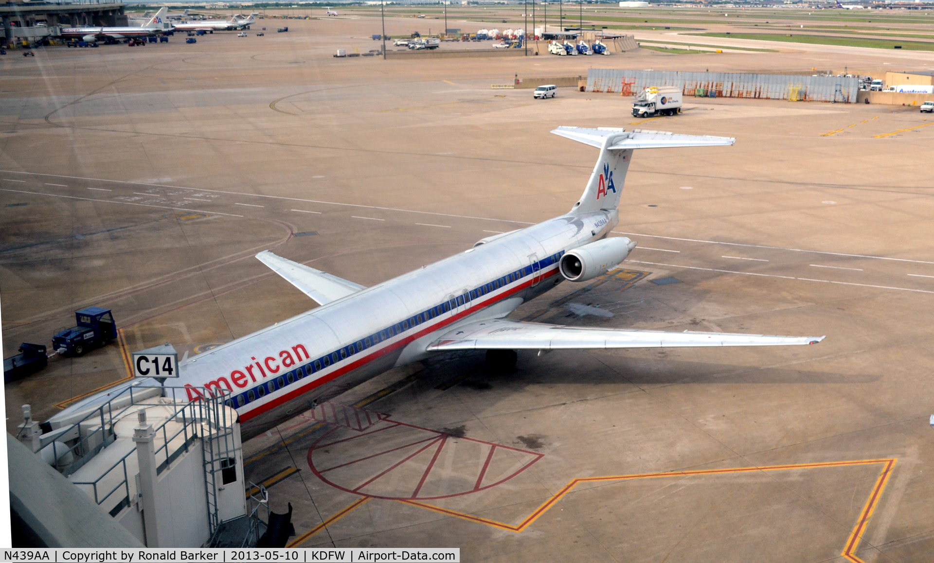 N439AA, 1987 McDonnell Douglas MD-83 (DC-9-83) C/N 49457, Gate C14  DFW