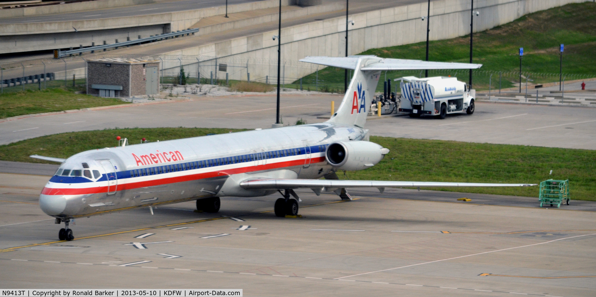 N9413T, 1995 McDonnell Douglas MD-83 (DC-9-83) C/N 53188, GATE D  DFW TX