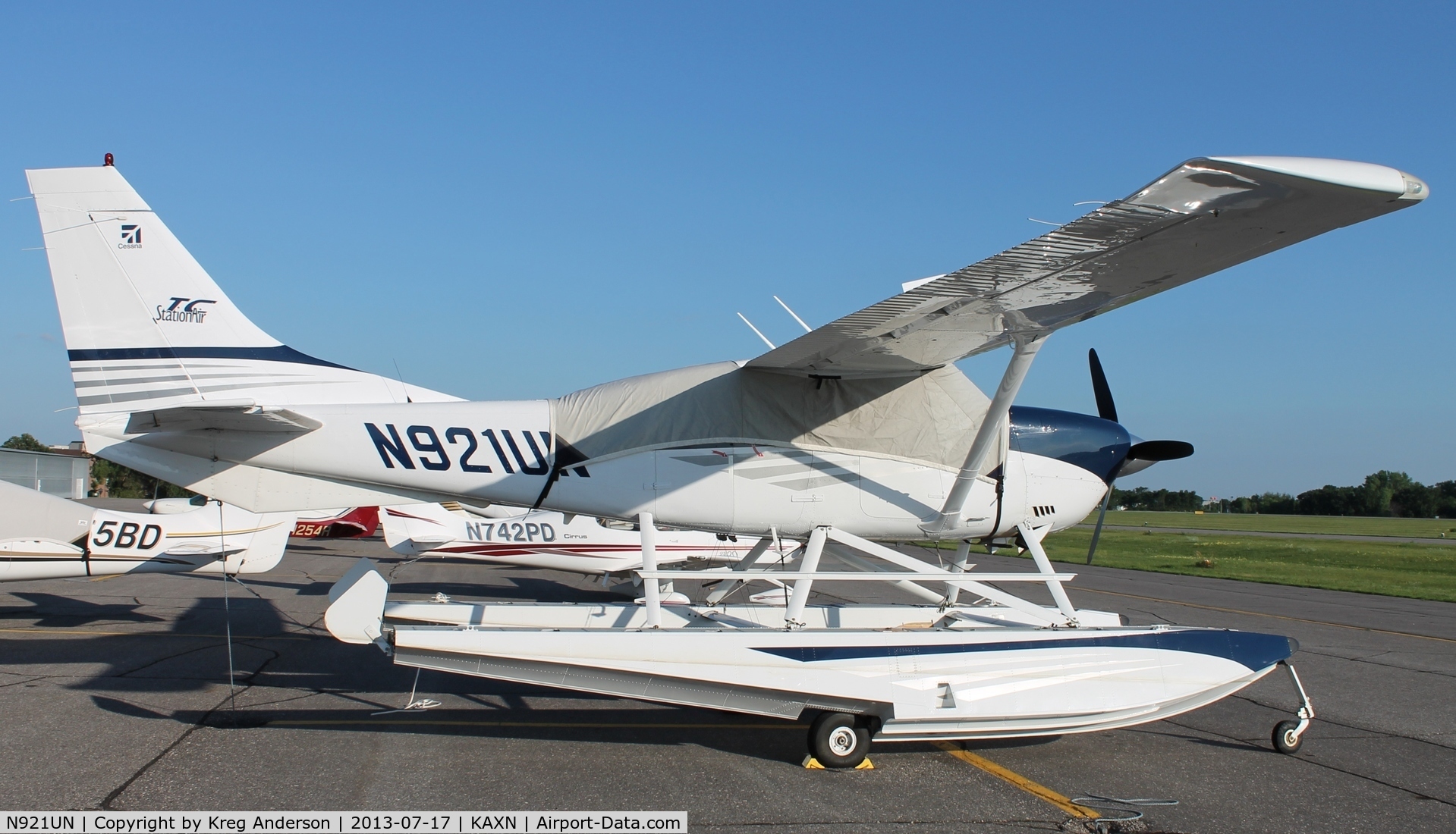 N921UN, 2004 Cessna T206H Turbo Stationair C/N T20608501, Cessna T206H Stationair on the line.