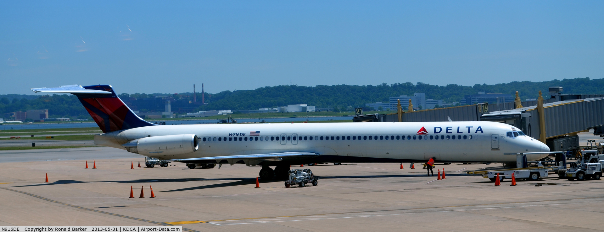 N916DE, 1993 McDonnell Douglas MD-88 C/N 53421, Gate 19 DCA