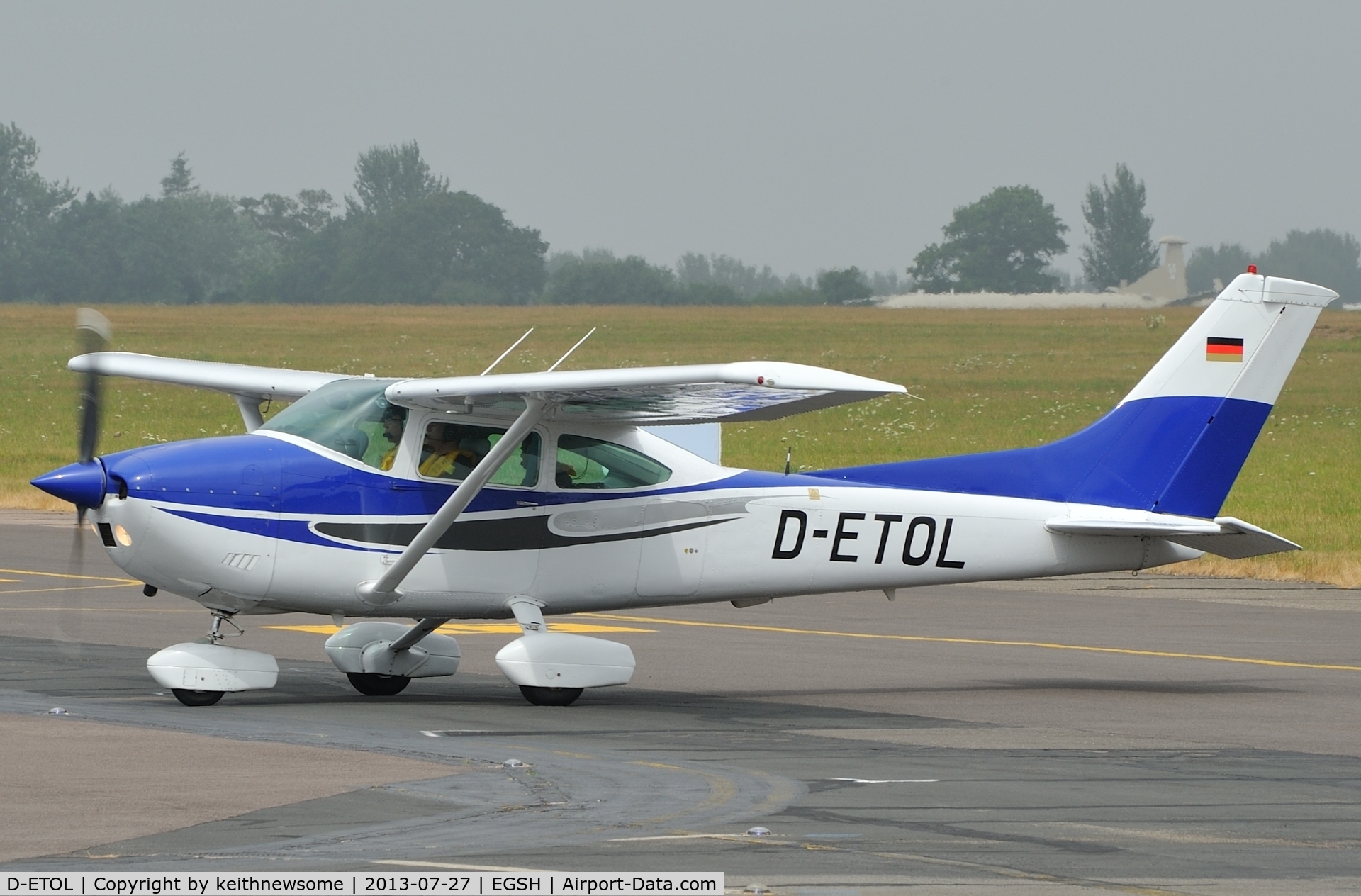 D-ETOL, Cessna 182Q Skylane C/N 18267591, Very smart looking aircraft !