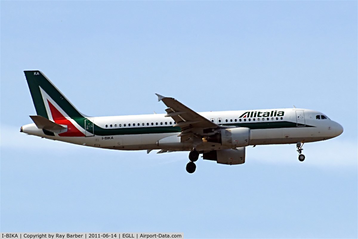 I-BIKA, 1999 Airbus A320-214 C/N 951, Airbus A320-214 [0951] (Alitalia) Home~G 14/06/2011. On approach 27L.