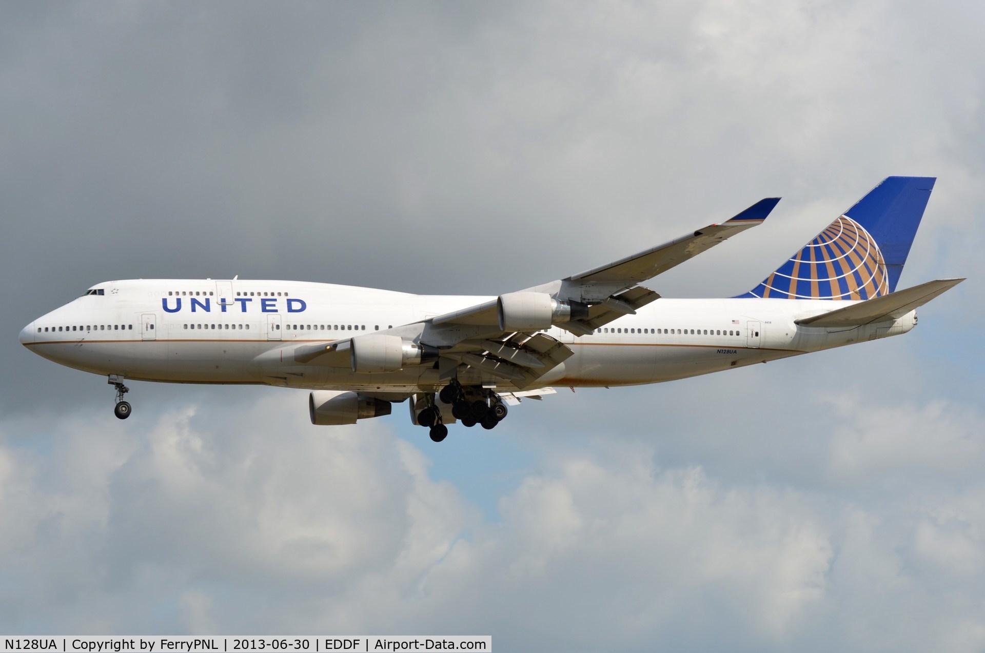 N128UA, 2000 Boeing 747-422 C/N 30023, United B744 landing in FRA