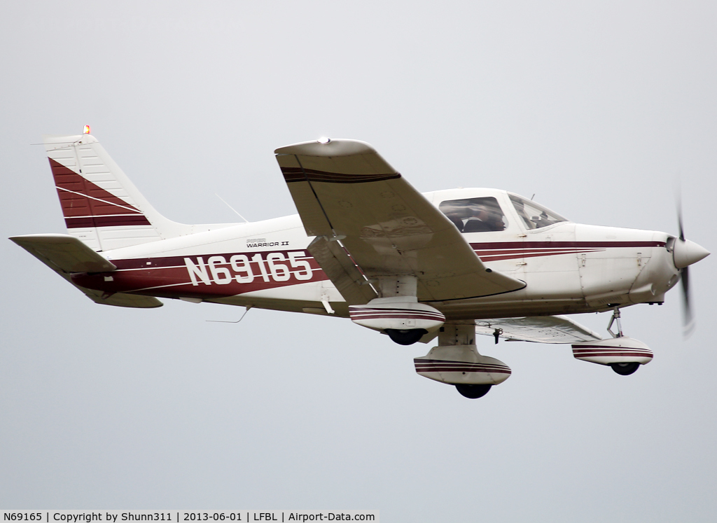 N69165, 1985 Piper PA-28-161 C/N 28-8516060, On landing...