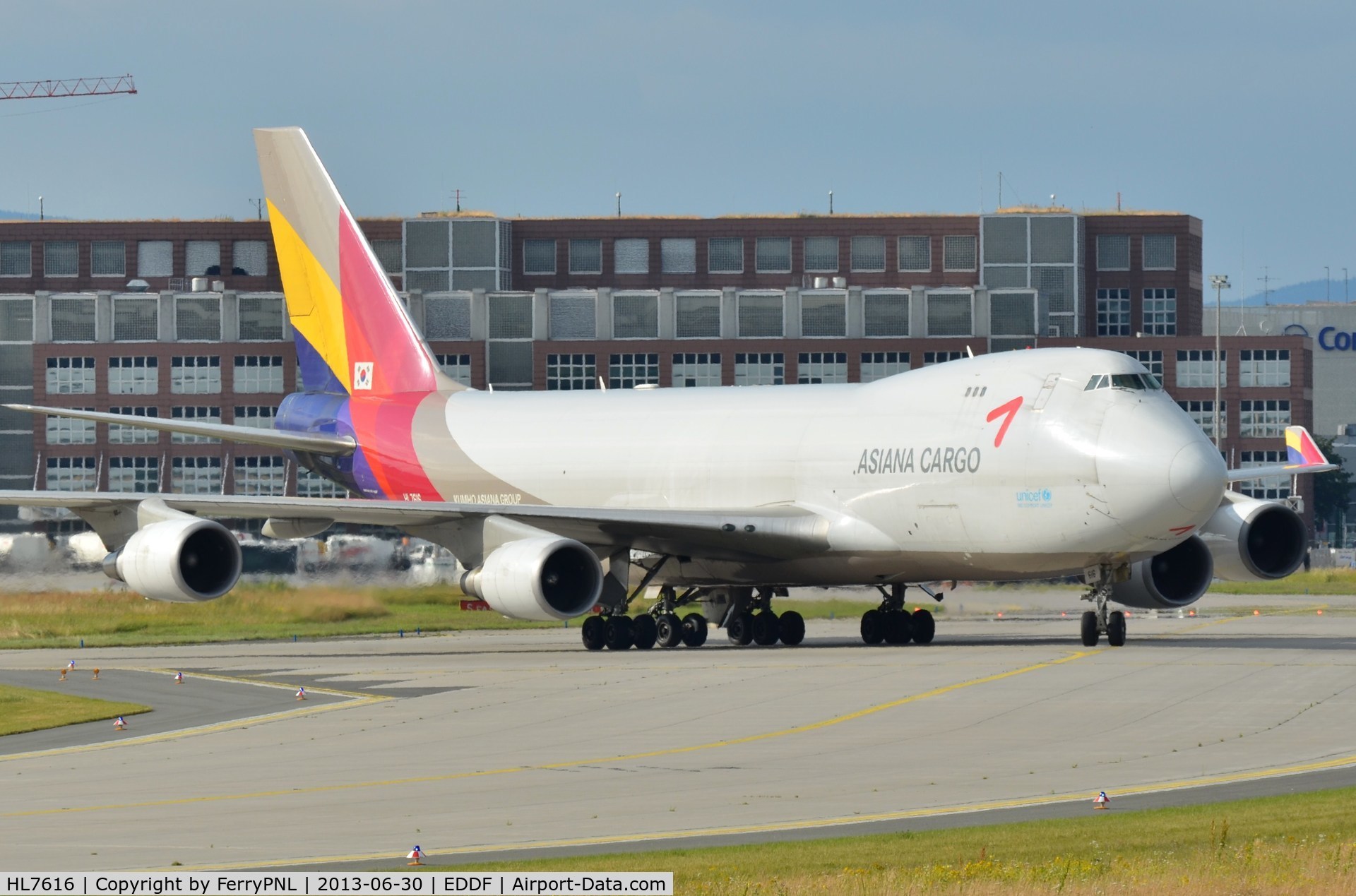 HL7616, 2004 Boeing 747-446F (SCD) C/N 33748, Asiana Cargo B744 freighter taxying in.