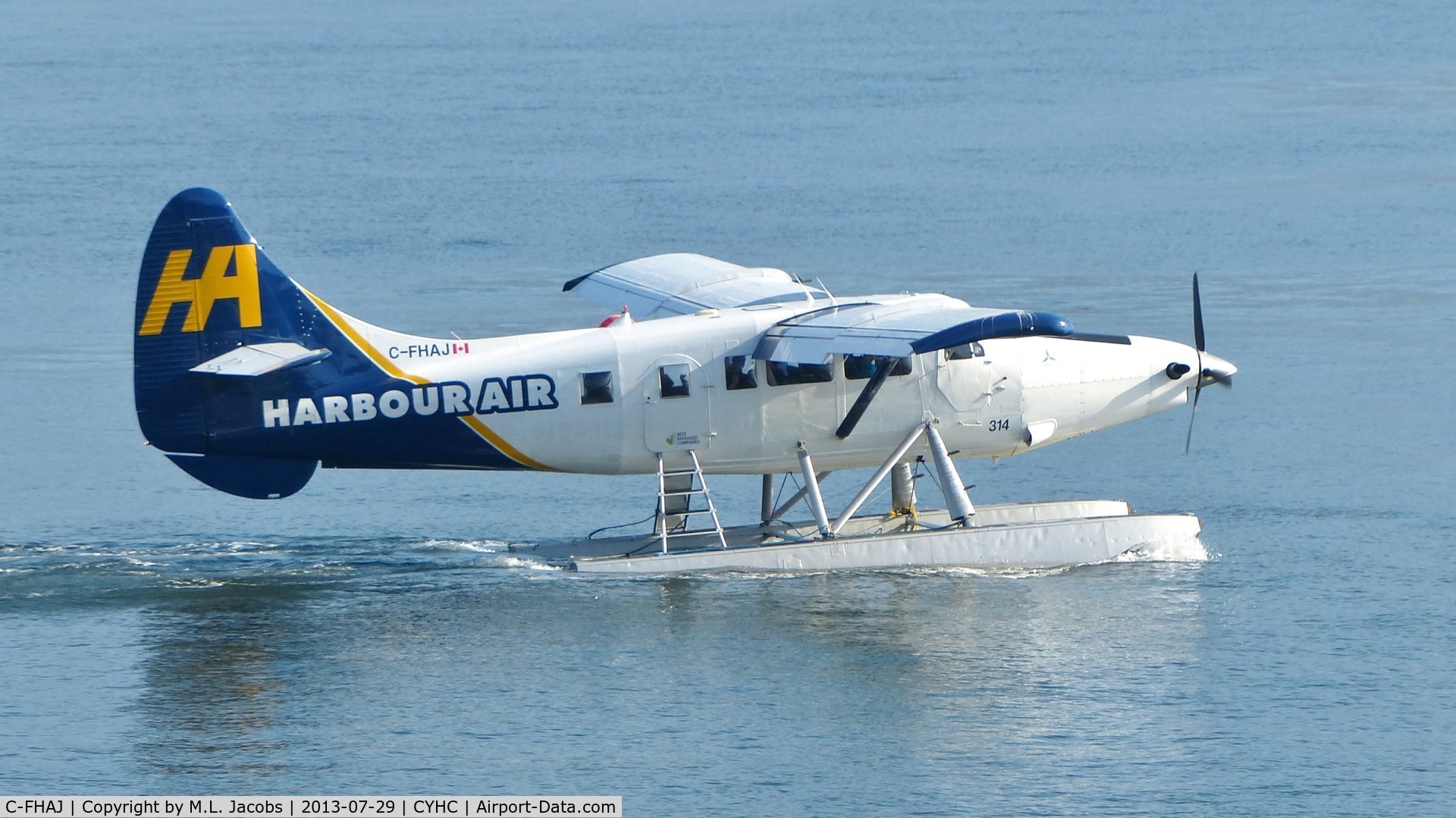 C-FHAJ, 2001 De Havilland Canada DHC-3 Otter C/N 408, Harbour Air #314 taxiing to takeoff position in Coal Harbour.