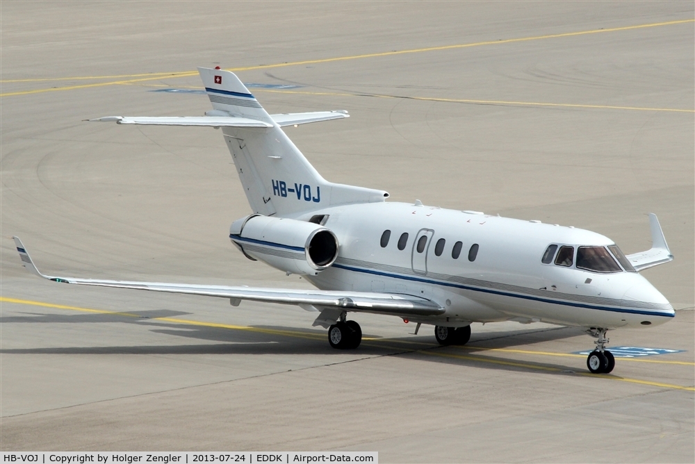 HB-VOJ, 2006 Raytheon Hawker 850XP C/N 258799, A visitor from Switzerland on taxi to GAT....