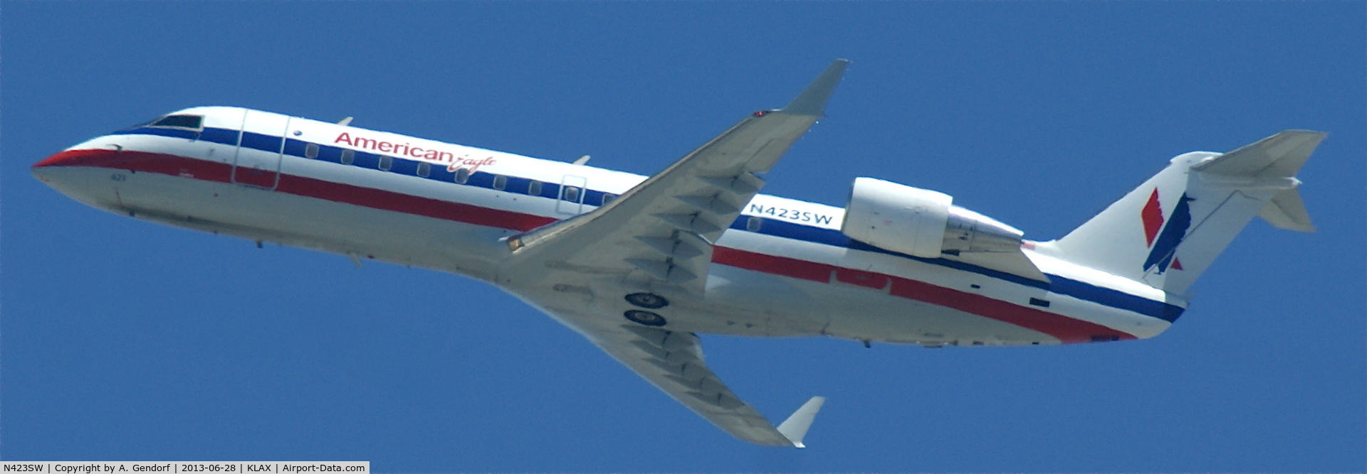 N423SW, 2000 Bombardier CRJ-200LR (CL-600-2B19) C/N 7456, Sky West (American Eagle cs.) is leaving Los Angeles Int´l(KLAX)