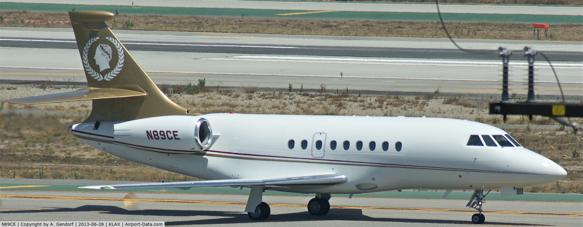 N89CE, 2006 Dassault Falcon 2000EX C/N 81, Caesars Entertainment (untitled), is taxiing to the General Aviation Terminal at Los Angeles Int´l(KLAX)