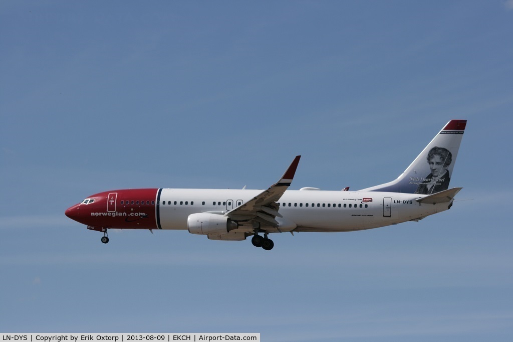 LN-DYS, 2011 Boeing 737-8JP C/N 39007, LN-DYS landing on rw 02L