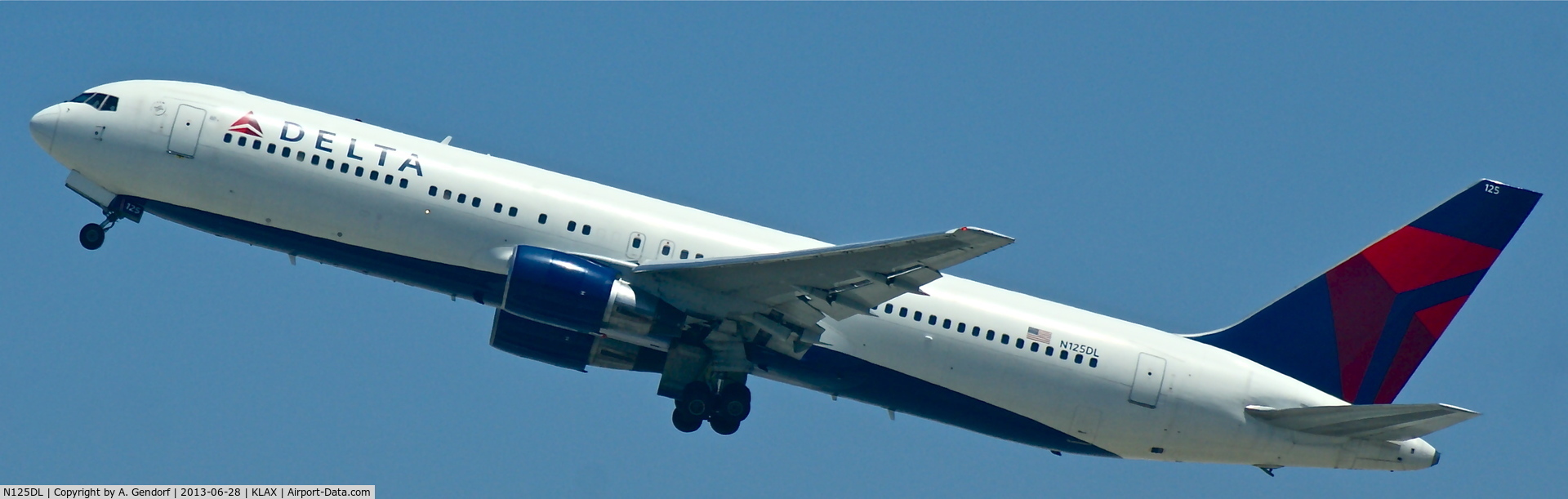 N125DL, 1988 Boeing 767-332 C/N 24075, Delta, is taking off rwy 25R at Los Angeles Int´l(KLAX)
