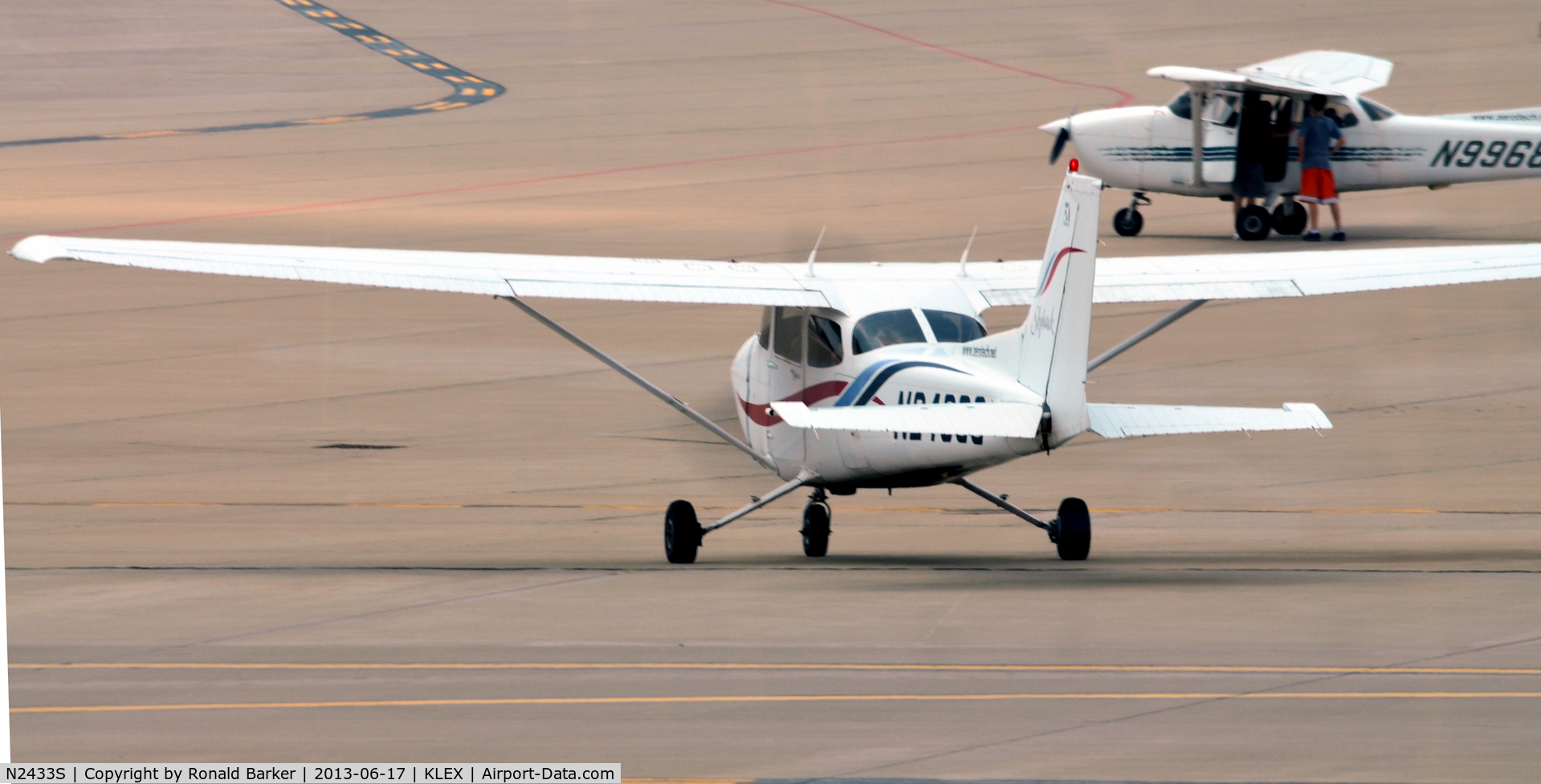 N2433S, 2000 Cessna 172R C/N 17280872, Taxi LEX