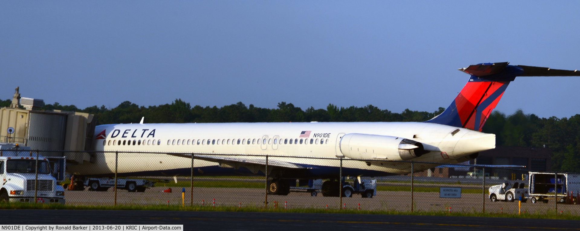 N901DE, 1992 McDonnell Douglas MD-88 C/N 53378, At the gate RIC