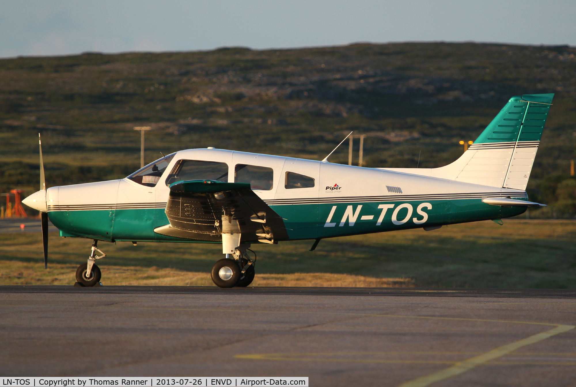LN-TOS, Piper PA-28-161 C/N 2842248, Tromsø Flyklubb Piper PA-28