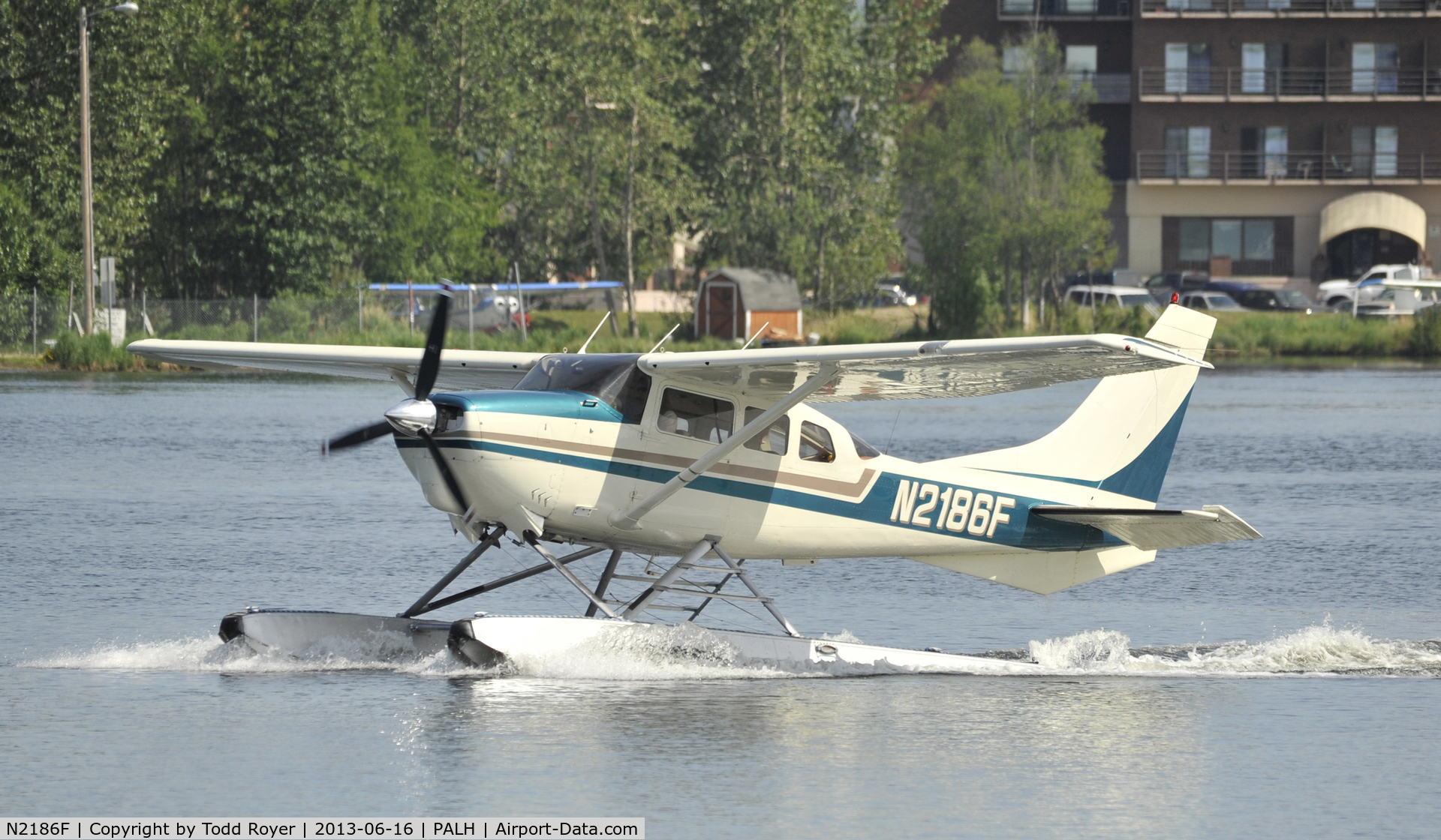 N2186F, 1965 Cessna U206 Super Skywagon C/N U206-0386, Taxiing at Lake Hood