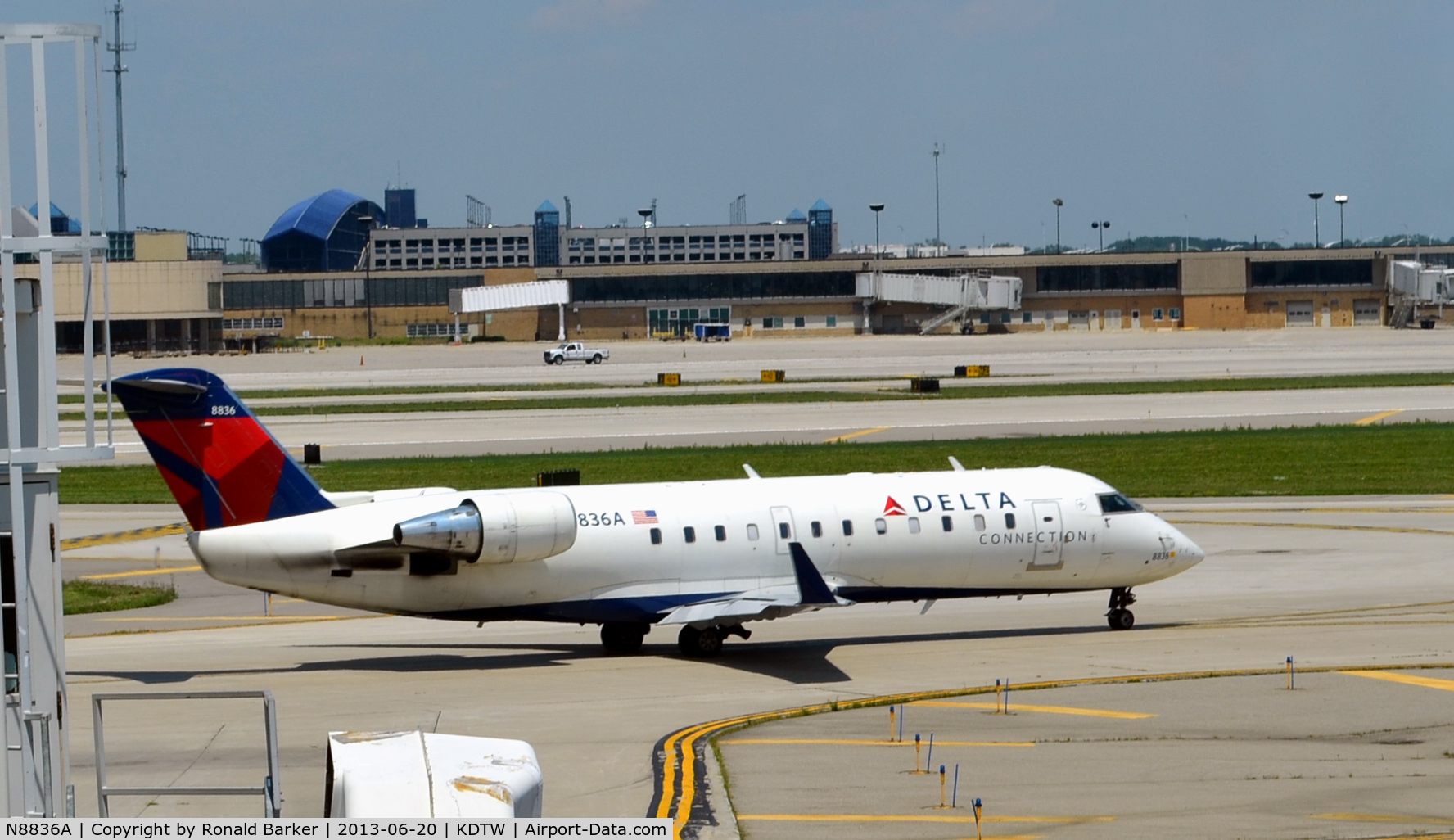 N8836A, 2003 Bombardier CRJ-200 (CL-600-2B19) C/N 7836, Taxi Detroit