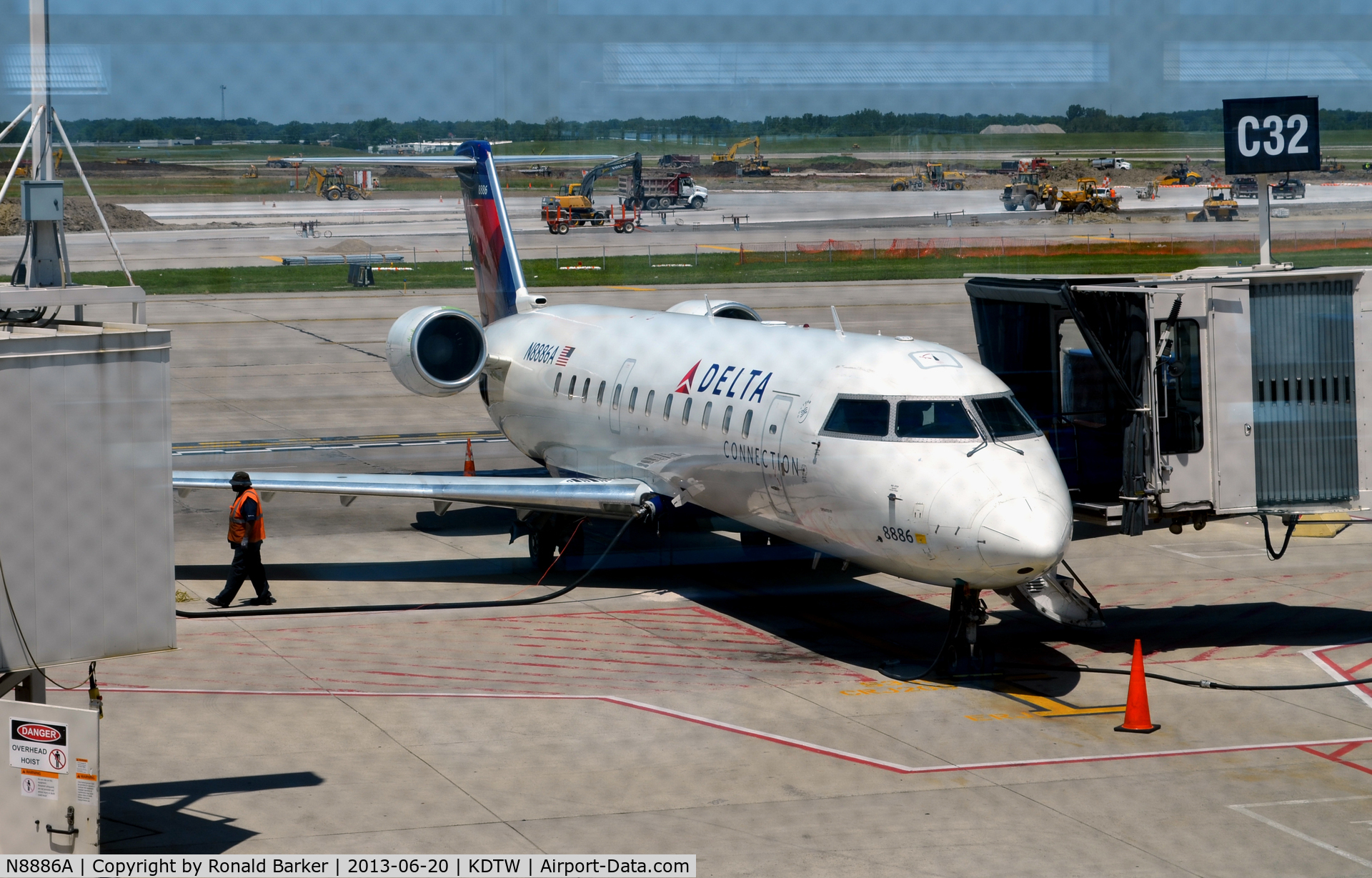 N8886A, 2003 Bombardier CRJ-200 (CL-600-2B19) C/N 7886, Gate C32 Detroit