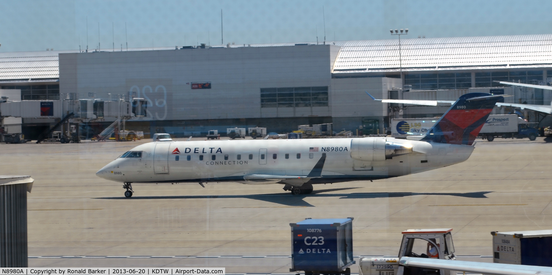 N8980A, 2004 Bombardier CRJ-200 (CL-600-2B19) C/N 7980, Taxi Detroit
