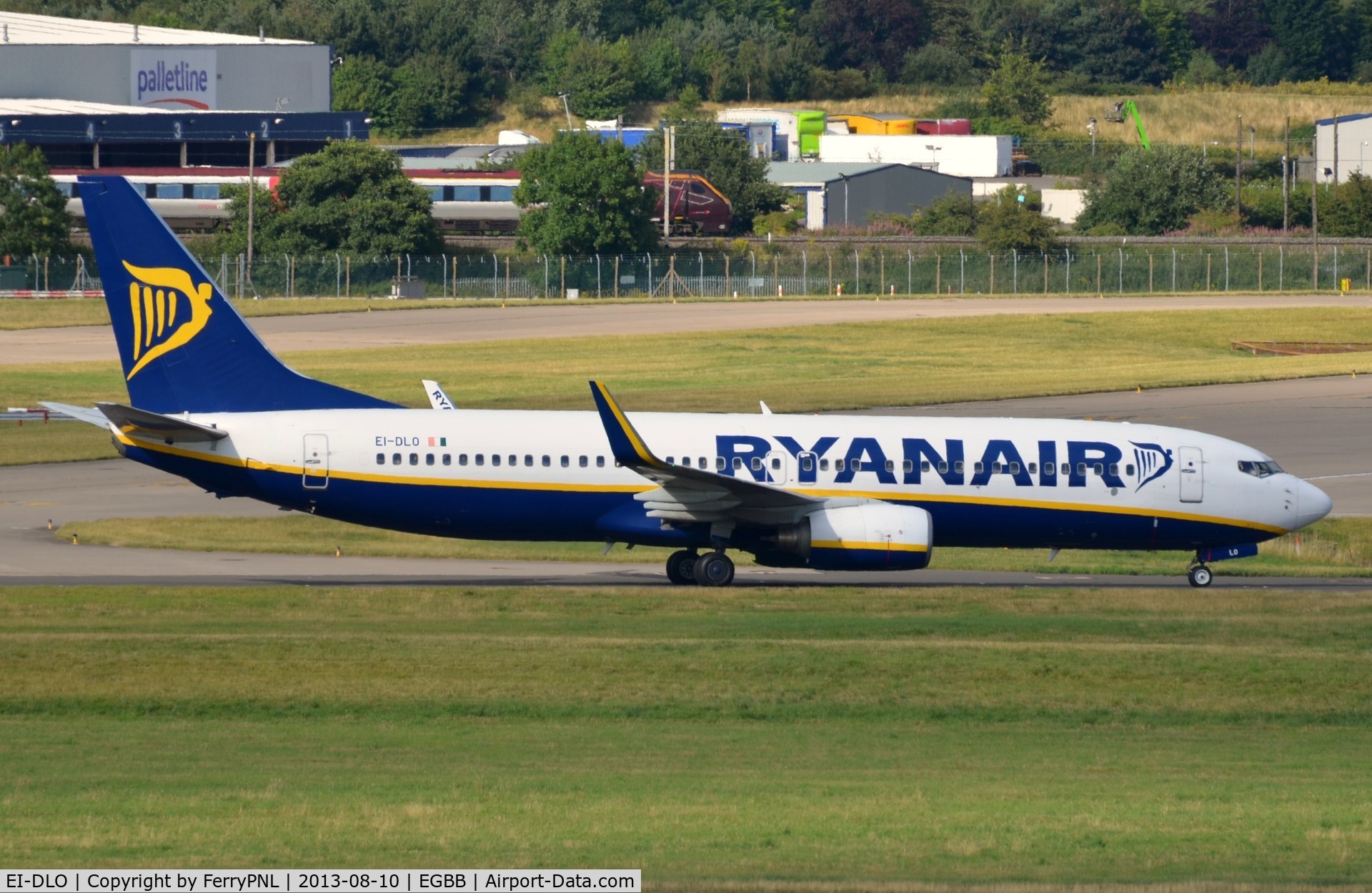 EI-DLO, 2006 Boeing 737-8AS C/N 34178, Ryanair B738 taxying to its stand.